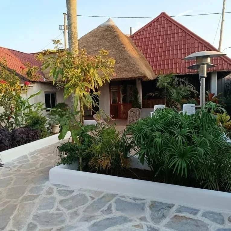 Mia Safari Lodge And Restaurant Entebbe Exterior foto