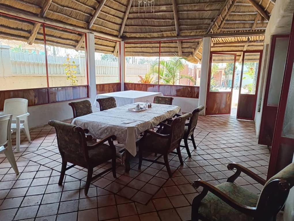 Mia Safari Lodge And Restaurant Entebbe Exterior foto